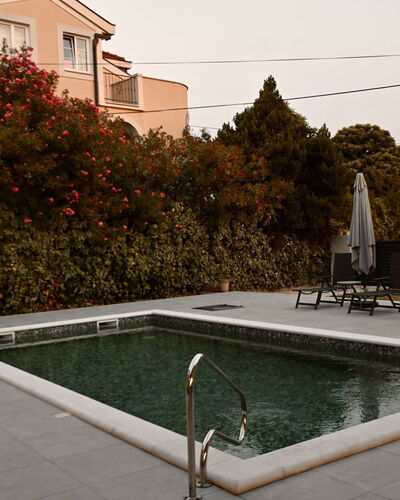 Grandpa Pouls Heritage, Heated Pool: Piscine, Mobilier De Jardin, Recours, Parapluie, Composite, Balancelle, Loisir, Caractéristique De L'Eau, Chaise, Ombre