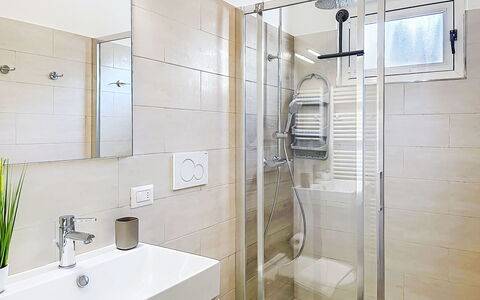 Carla: Salle De Bains, Luminaire Plomberie, Sol, Design Intérieur, Sol, Plomberie, Douche, Évier, Robinet, Lavabo