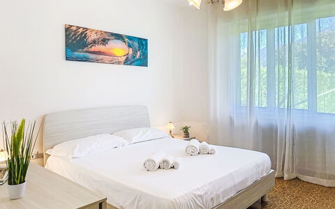 Carla: Lit, Design Intérieur, Meubles, Chambre, Sol, Sol, Drap De Lit, Literie, Pièce, Oreiller
