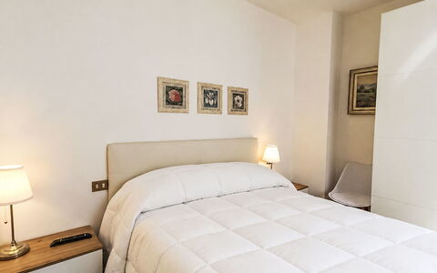 Casa al Lago: Lit, Meubles, Chambre, Design Intérieur, Literie, Drap De Lit, Sol, Sol, Bois, Pièce