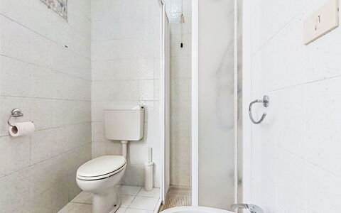 Casa al Lago: Sol, Sol, Salle De Bains, Toilette, Siège De Toilette, Luminaire Plomberie, Design Intérieur, Pièce, Plomberie, Plafond