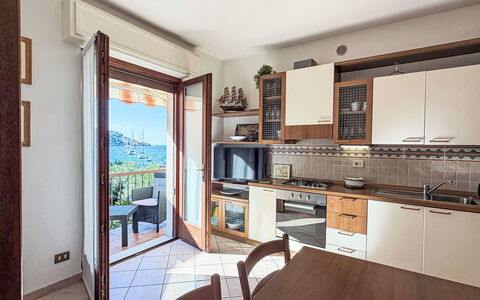Casa al Lago: Bois, Design Intérieur, Meubles, Sol, Cuisine, Sol, Pièce, Comptoir, Table Cuisine Et Salle A Manger, Cabinetry