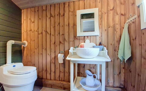 Porsmyr: Bois, Siège De Toilette, Salle De Bains, Sol, Luminaire Plomberie, Design Intérieur, Toilette, Sol, Plomberie, Pièce