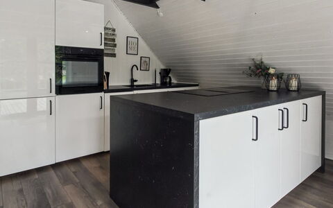 Terttu - 30Km from the Sea: Sol, Bois, Comptoir, Cuisine, Sol, Design Intérieur, Cabinetry, Plafond, Domicile, Appareil De Cuisine