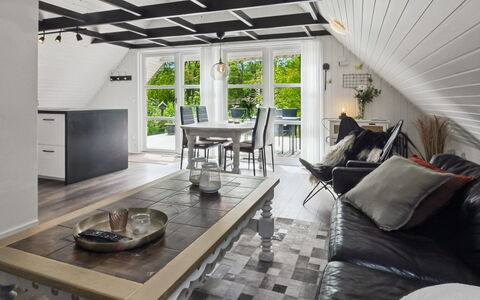 Terttu - 30Km from the Sea: Meubles, Design Intérieur, Sol, Bois, Plafond, Sol, Éclairage, Parquet, Luminaire, Chaise