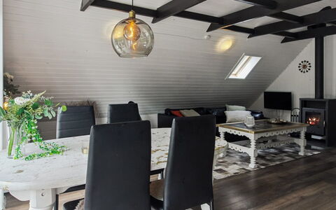 Terttu - 30Km from the Sea: Bois, Design Intérieur, Plafond, Luminaire, Sol, Éclairage, Meubles, Lustre, Sol, Domicile