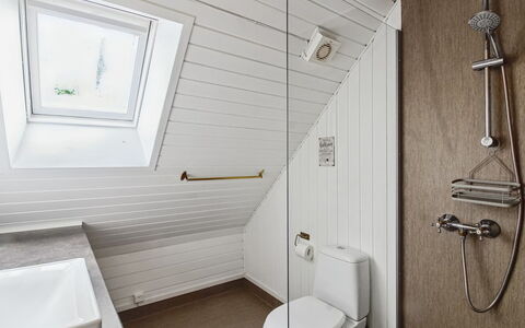 Terttu - 30Km from the Sea: Luminaire Plomberie, Plafond, Sol, Sol, Salle De Bains, Plomberie, Luminaire, Toilette, Grenier, Robinet