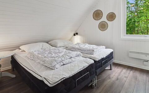 Terttu - 30Km from the Sea: Bois, Chambre, Design Intérieur, Sol, Plafond, Meubles, Sol, Domicile, Lit, Literie