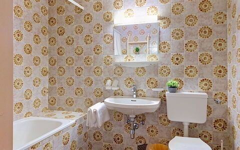 Sankt Ulrich am Pillersee 648: Jaune, Luminaire Plomberie, Salle De Bains, Sol, Design Intérieur, Sol, Siège De Toilette, Lavabo, Toilette, Plomberie