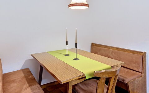 Sankt Ulrich am Pillersee 648: Meubles, Sol, Bois, Design Intérieur, Sol, Table, Éclairage, Table Cuisine Et Salle A Manger, Tache De Bois, Salle À Manger