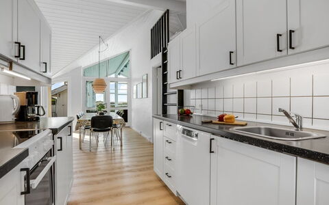 Gunnild - 200M to the Fjord: Cuisine, Comptoir, Design Intérieur, Appareil De Cuisine, Plafond, Sol, Principaux Appliance, Cabinetry, Meubles, Sol