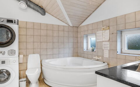 Gunnild - 200M to the Fjord: Design Intérieur, Sol, Luminaire Plomberie, Sol, Plafond, Machine À Laver, Pièce, Salle De Bains, Plomberie, Éclairage