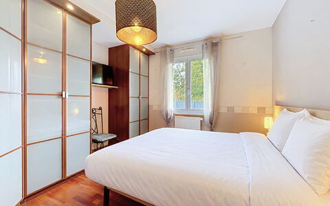 La Lilla, à 15 Min de Pornic: Design Intérieur, Appartement, Tache De Bois, Dur, Lit, Chambre, Literie, Hôtel, Drap De Lit, Lampe