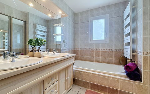 La Lilla, à 15 Min de Pornic: Salle De Bains, Lavabo, Design Intérieur, Évier, Luminaire Plomberie, Sol, Comptoir, Sol, Baignoire, Miroir