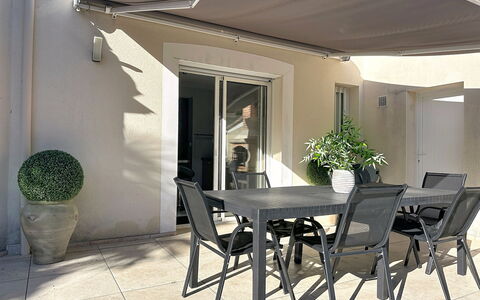 La Lilla, à 15 Min de Pornic: Store, Mobilier De Jardin, Ombre, Chaise, Pot De Fleur, Tableau De Plein Air, Plante D'Appartement, Balcon, Structure En Plein Air, Patio