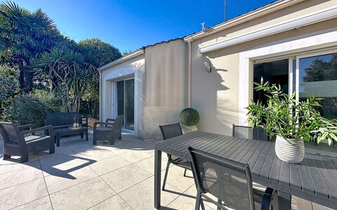 La Lilla, à 15 Min de Pornic: Meubles, Ombre, Mobilier De Jardin, Chaise, Plante D'Appartement, Balcon, Aménagement Paysager, Patio, Pot De Fleur