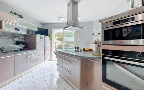La Lilla, à 15 Min de Pornic: Appareil De Cuisine, Cuisine, Comptoir, Principaux Appliance, Cabinetry, Sol, Design Intérieur, Électroménager, Cuisinière, Meubles