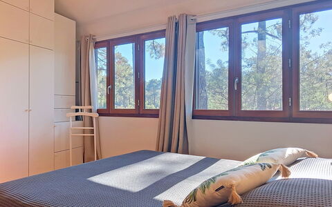 Pignots: Lit, Design Intérieur, Chambre, Meubles, Bois, Literie, Drap De Lit, Sol, Sol, Pièce