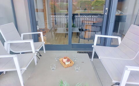Clos du Savoy: Meubles, Sol, Chaise, Mobilier De Jardin, Verre, Balcon, Tache De Bois, Plate-Forme, Plante D'Appartement, Dur