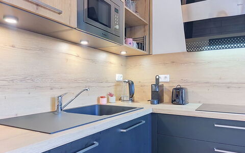 Clos du Savoy: Cuisine, Comptoir, Appareil De Cuisine, Cabinetry, Principaux Appliance, Bois, Sol, Design Intérieur, Électroménager, Luminaire Plomberie