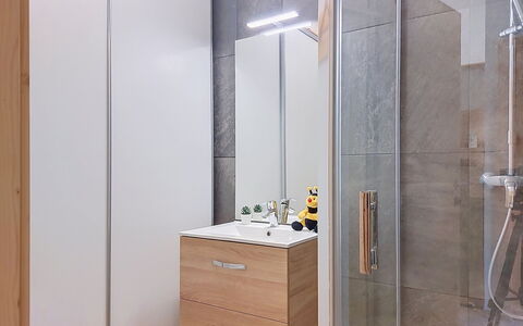 Clos du Savoy: Sol, Design Intérieur, Bois, Luminaire Plomberie, Sol, Armoire De Toilette, Cabinetry, Plomberie, Pièce, Salle De Bains