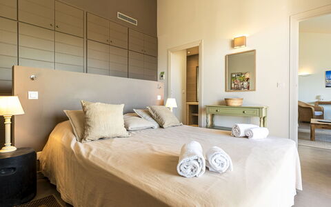 Cala Rossa: Lit, Meubles, Design Intérieur, Chambre, Sol, Sol, Mur, Drap De Lit, Literie, Pièce