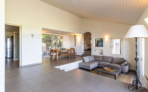 Cala Rossa: Sol, Sol, Design Intérieur, Plafond, Meubles, Canapé, Pièce, Parquet, Salon, Éclairage