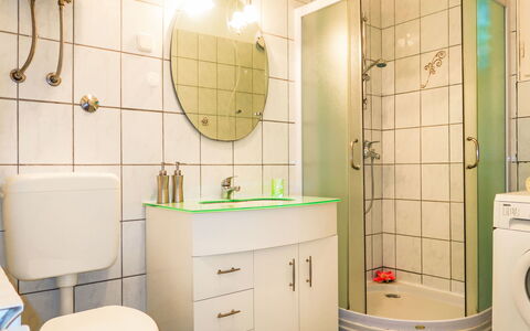 Mateja: Lavabo, Siège De Toilette, Luminaire Plomberie, Salle De Bains, Toilette, Design Intérieur, Évier, Sol, Sol, Miroir
