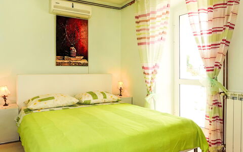 Mateja: Meubles, Lit, Design Intérieur, Chambre, Sol, Literie, Mur, Pièce, Drap De Lit, Sol