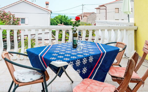 Mateja: Meubles, Mobilier De Jardin, Chaise, Nappe De Table, Tableau De Plein Air, Porte, Pot De Fleur, Balcon, Porche, Plante D'Appartement