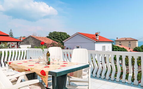 Mateja: Maison, Domicile, Zone Résidentielle, Balcon, Porche, Mobilier De Jardin, Ombre, Plante D'Appartement, Peindre, Couvre-Fenêtres