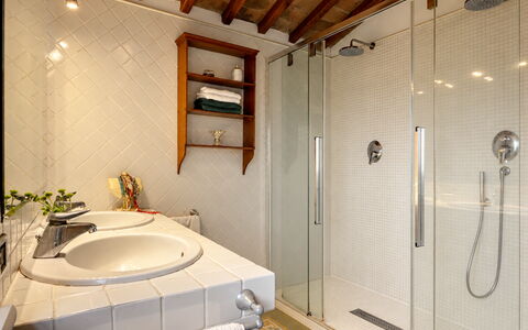Podere Selva, Pool, Chianti: Salle De Bains, Luminaire Plomberie, Mur, Design Intérieur, Sol, Sol, Robinet, Plomberie, Éclairage, Douche