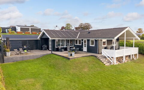 Takenya - 400M from the Sea: Toit, Domicile, Chalet, Porche, Biens, Ombre, Siding, Pelouse, Cour, Aménagement Paysager