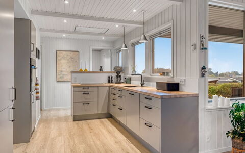 Takenya - 400M from the Sea: Cuisine, Comptoir, Sol, Appareil De Cuisine, Bois, Cabinetry, Design Intérieur, Plafond, Principaux Appliance, Meubles