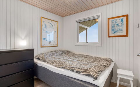 Takenya - 400M from the Sea: Bois, Chambre, Sol, Sol, Lit, Drap De Lit, Design Intérieur, Plafond, Cadre De Lit, Literie