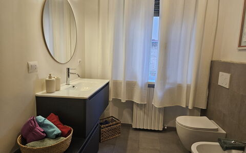 Adele: Salle De Bains, Sol, Luminaire Plomberie, Design Intérieur, Sol, Lavabo, Évier, Robinet, Miroir, Plomberie
