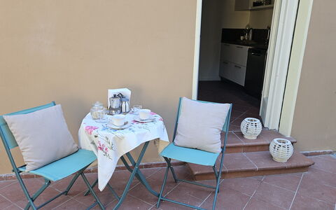 Adele: Meubles, Chaise, Mobilier De Jardin, Chaise Pliante, Confort, Tableau De Plein Air, Balcon, Table Basse, Accoudoir, Table Cuisine Et Salle A Manger