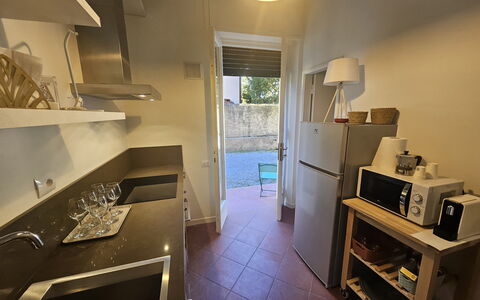 Adele: Sol, Sol, Design Intérieur, Plafond, Comptoir, Cuisine, Éclairage, Principaux Appliance, Meubles, Pièce