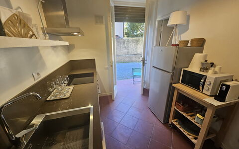Adele: Sol, Sol, Design Intérieur, Comptoir, Plafond, Cuisine, Pièce, Principaux Appliance, Appartement, Tache De Bois