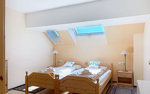 Wohlfühlnest St. Michael: Meubles, Lit, Design Intérieur, Chambre, Bois, Plafond, Pièce, Sol, Literie, Drap De Lit
