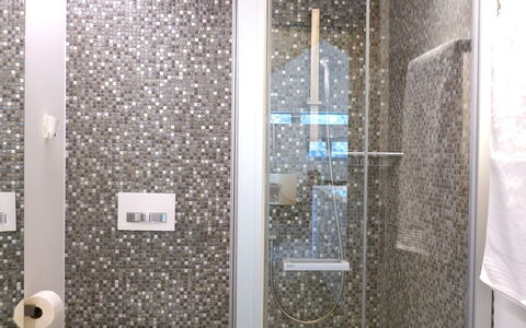 Valserhaus: Mur, Salle De Bains, Luminaire Plomberie, Design Intérieur, Sol, Sol, Plomberie, Tuile, Composite, Verre