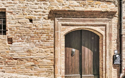 Dimora Castello: Brique, Biens, Jardin, Banlieue, Allée, Aménagement Paysager, Cour, Hacienda, Ferme, Arrière-Cour