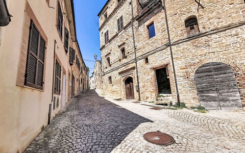 Dimora Castello: Brique, Biens, Jardin, Banlieue, Allée, Aménagement Paysager, Cour, Hacienda, Ferme, Arrière-Cour