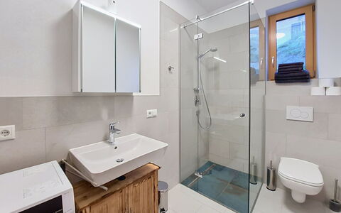 Oberladstätter: Sol, Design Intérieur, Luminaire Plomberie, Sol, Salle De Bains, Bois, Évier, Plafond, Robinet, Lavabo