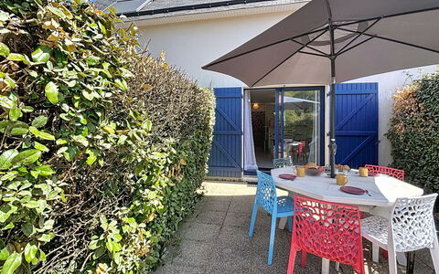 Stango: Arbuste, Meubles, Mobilier De Jardin, Chaise, Jardin, Ombre, Parapluie, Pot De Fleur, Tableau De Plein Air, Cour