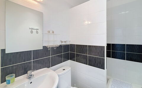Stango: Luminaire Plomberie, Sol, Salle De Bains, Sol, Design Intérieur, Évier, Lavabo, Plomberie, Robinet, Tuile