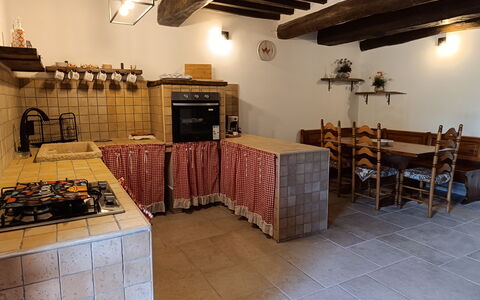 Casale Vepres: Sol, Mur, Bois, Sol, Meubles, Design Intérieur, Cuisine, Plafond, Comptoir, Pièce