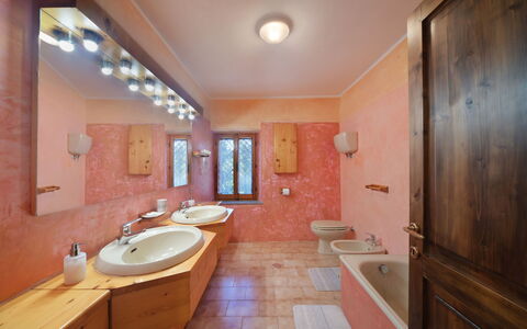 Casale Vepres: Design Intérieur, Sol, Mur, Lavabo, Sol, Luminaire Plomberie, Plafond, Évier, Pièce, Salle De Bains