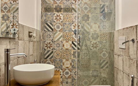 Casale Vepres: Sol, Salle De Bains, Luminaire Plomberie, Design Intérieur, Siège De Toilette, Sol, Toilette, Tuile, Lavabo, Évier