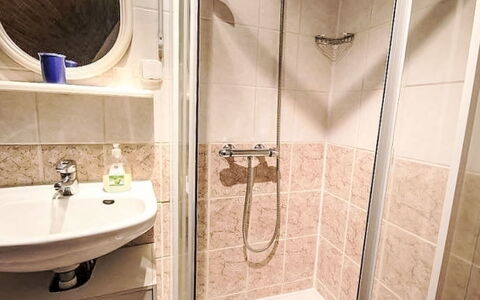 Svahová 1: Salle De Bains, Luminaire Plomberie, Lavabo, Sol, Sol, Design Intérieur, Toilette, Évier, Siège De Toilette, Pièce